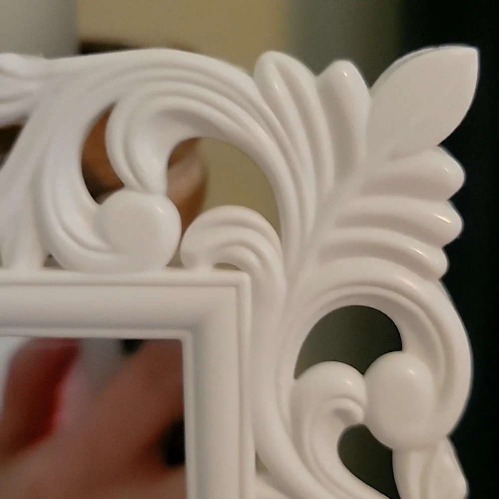 Lightweight White Rectangular Mirror with Plastic Frame (9x7in)